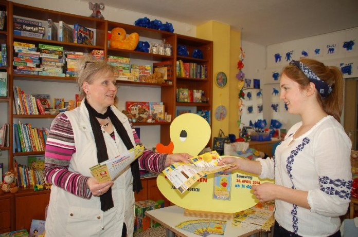 Petra Wolf-Barthel und Schülerpraktikantin Jana Heinz bereiten gemeinsam die Losverkäufe im Kinderladen vor.